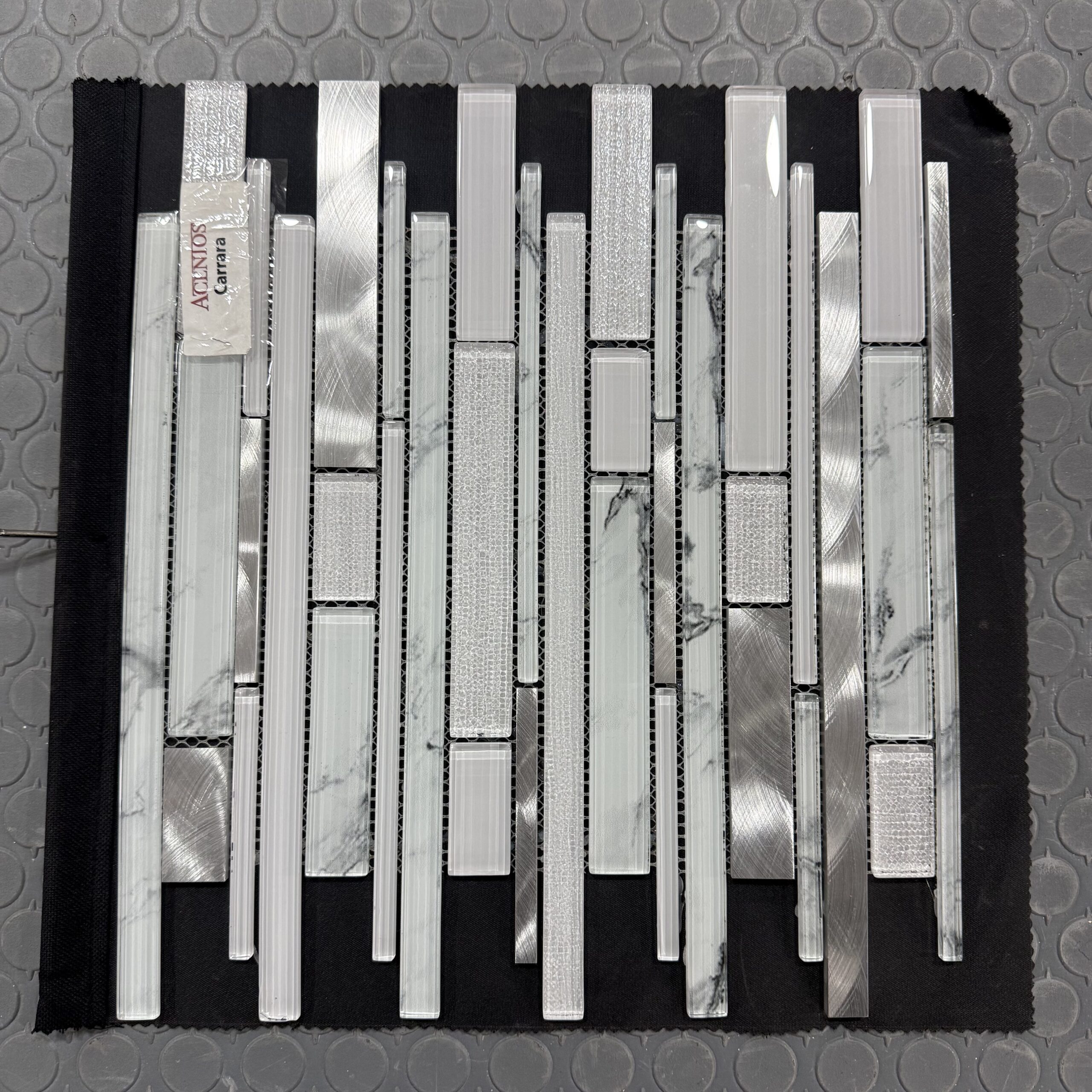 Malla Carrara vidrio aluminio 30x30